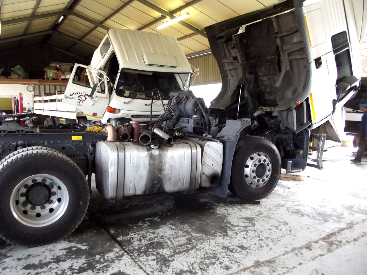 процесс ремонта грузового автомобиля в нашем автосервисе